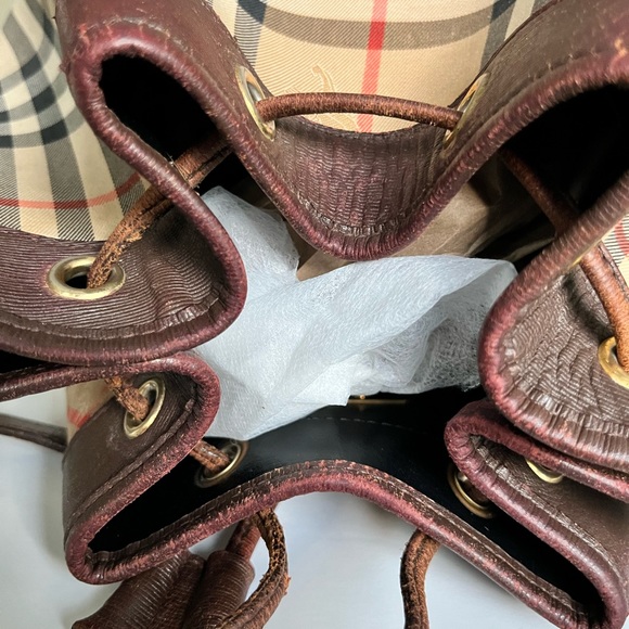 Burberry’s Authentic & Vtg Novacheck fabric Drawstring Bucket bag Leather lined - Picture 8 of 16